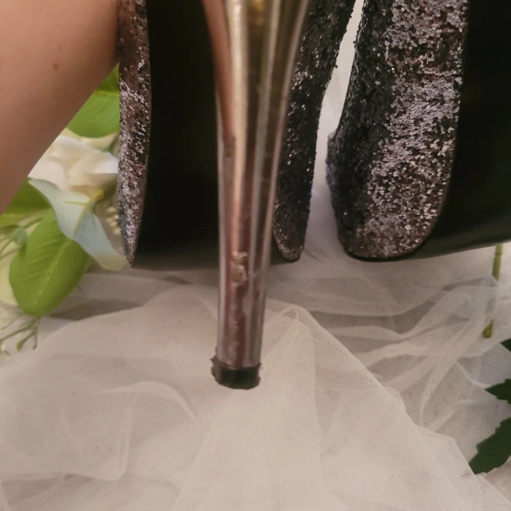 4/$25  GUESS Silver Glitter Heels Used - Picture 7 of 14